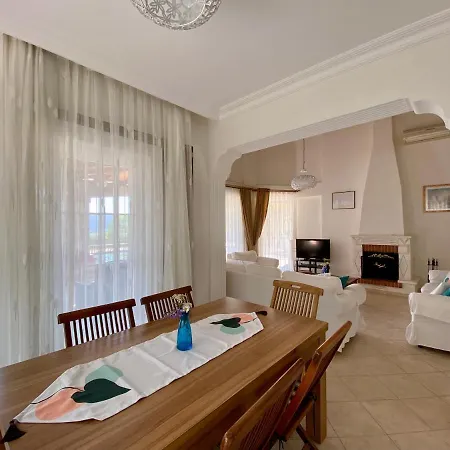 Family-friendly 4 Bedroom With Pool And Garden - 别墅 *